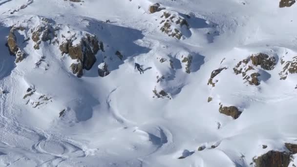 Een Free Ride Skiër Rijden Naar Beneden Rotsachtige Natuurlijke Hellingen — Stockvideo