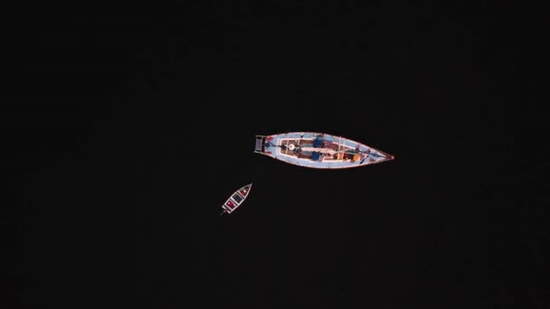 Drone Αύξουσα Αποκαλύπτοντας Και Εστιάζοντας Δύο Μικρά Ξύλινα Σκάφη Στη — Αρχείο Βίντεο
