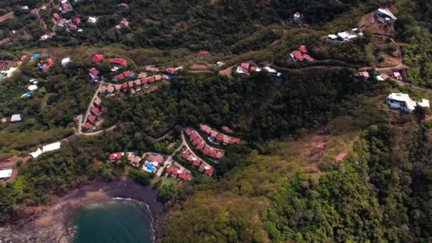 Drone Aproximando Para Área Residencial Costeira Casas Semi Destacadas Natureza — Vídeo de Stock