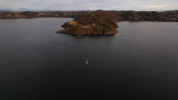 Repülő Drón Közeledik Egyetlen Vitorlás Navigációs Párhuzamosan Costa Rica Sziklás — Stock videók