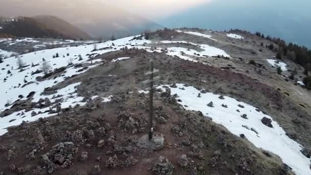 Flygbana Bild Topp Kors Bergstoppen Alperna Solig Dag Med Snö — Stockvideo