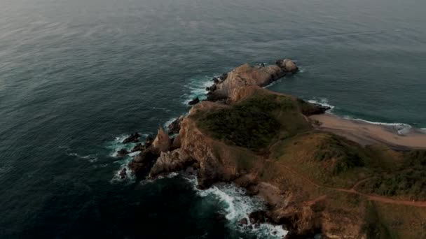 Parralaxfoto Van Een Rotsachtig Eiland Bij Kust Van Oaxacan Mazunte — Stockvideo