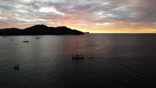 Drone Girando Torno Veleiro Navegando Pôr Sol Colorido Costa Oceano — Vídeo de Stock