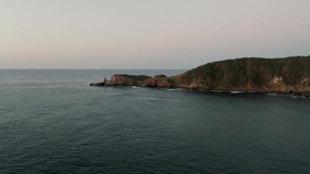 Volando Sobre Las Hermosas Islas Rocosas Cerca Mazunte Oaxaca Atardecer — Vídeo de stock