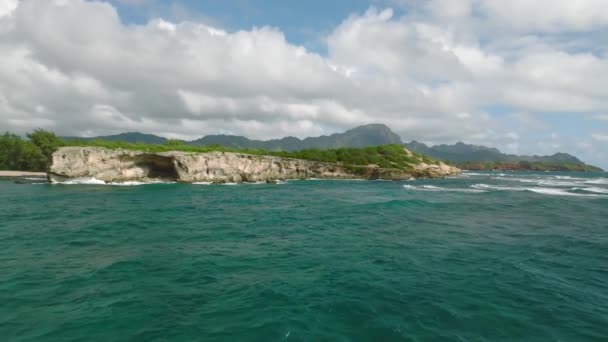 Annäherung Klippe Hawaiianischer Küste Neben Türkisblauem Meer Mit Menschen Die — Stockvideo