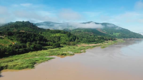 Big River Ρέει Μέσα Από Ορεινή Περιοχή Misty Βουνό Drone — Αρχείο Βίντεο