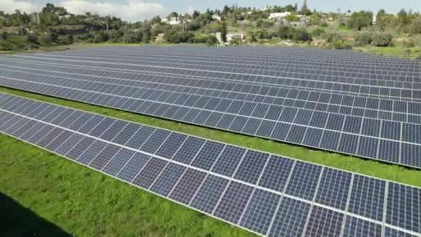 Tiefflieger Über Photovoltaikpark Sonnenkollektoren Auf Wiese Portugal — Stockvideo