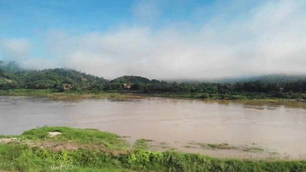 Översvämmad Flod Morgon Med Misty Mountains Mekong River Ecology — Stockvideo