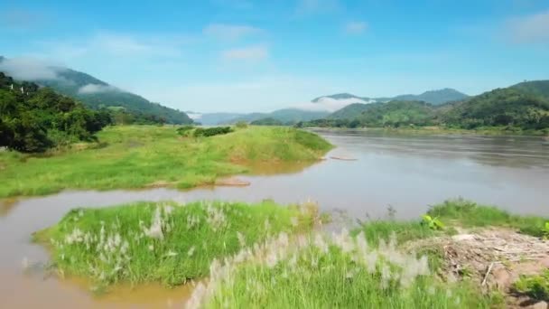 Groene Rivieroevers Van Mekong Omringd Door Misty Mountains — Stockvideo