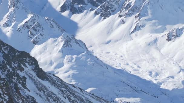 オーストリア チロルのアルプスの日差しの強い山の壁の深い雪 日本の風景 — ストック動画