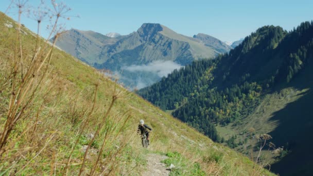 Rowerzysta Górski Pedałuje Alpejskim Szlakiem Autuumn — Wideo stockowe