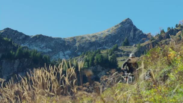 Ciclista Montaña Está Montando Sendero Alpino Escénico Otoño — Vídeos de Stock