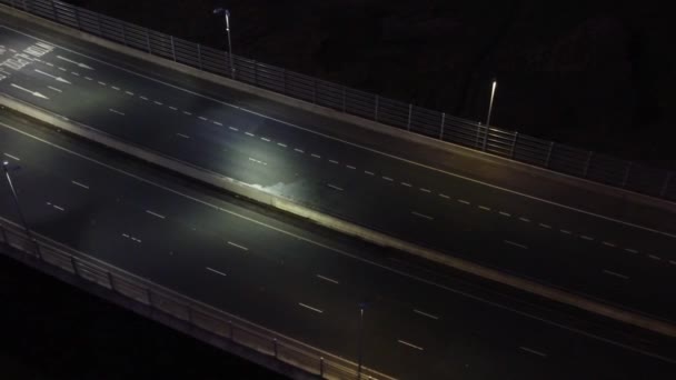 Vista Aérea Iluminada Acima Dos Veículos Que Conduzem Vias Trânsito — Vídeo de Stock