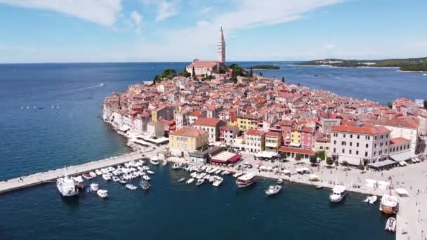 克罗地亚Istria Rovinj的空中无人机视图 飞越面对亚得里亚海的古城 — 图库视频影像
