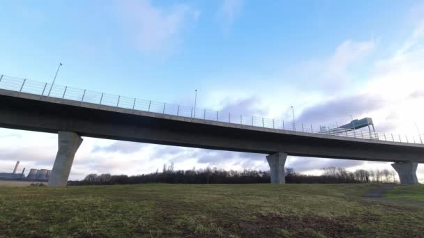 Uçak Izleri Hızlı Hareket Eden Rüzgarlı Bulutlar Uzun Otoban Köprüsünün — Stok video