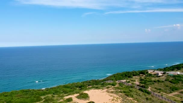Dron Widok Niebieski Ocean Zielone Wybrzeże — Wideo stockowe