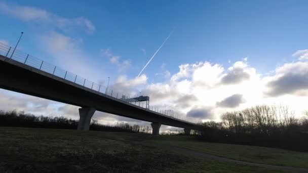 快速移动的云彩和平面蒸气迹时间在Mersey网关电缆桥上方经过 — 图库视频影像