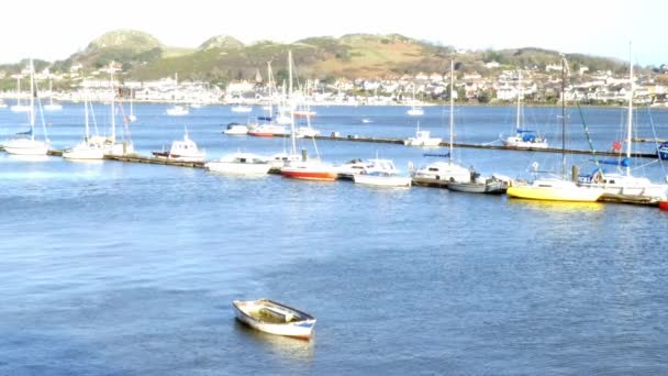 Barche Barche Pesca Sole Galleggianti Sul Molo Del Fiume Costa — Video Stock