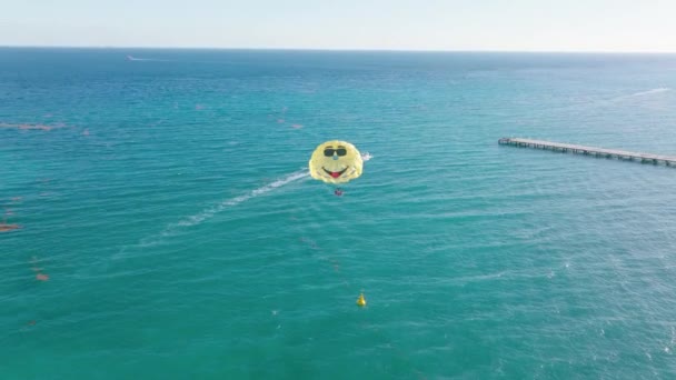 Touristen Mit Fallschirm Von Boot Karibik Mitgeschleift Flugbahn — Stockvideo