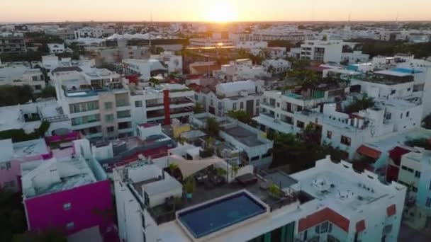 Playa Del Carmen Üstündeki Çatı Katları Gün Batımına Doğru Parlıyor — Stok video
