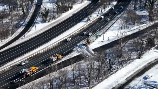 Widok Powietrza Autostrady Obfitych Opadach Śniegu Pojazdy Robocze Zamknęły Zjazd — Wideo stockowe