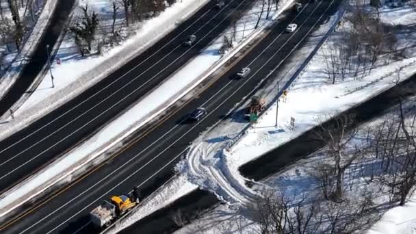 Widok Powietrza Autostrady Obfitych Opadach Śniegu Konserwacja Pojazdów Zablokowała Zjazd — Wideo stockowe