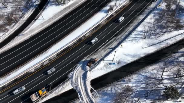 Blick Von Oben Auf Eine Autobahn Nach Starkem Schneefall Arbeitsfahrzeuge — Stockvideo