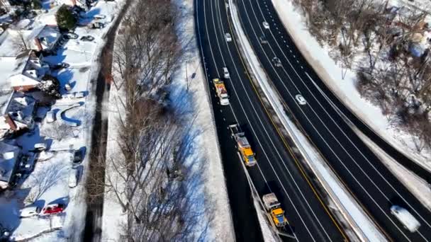 Widok Powietrza Autostrady Obfitych Opadach Śniegu Pojazdy Robocze Zamknęły Zjazd — Wideo stockowe