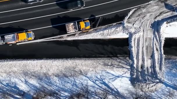 Een Luchtfoto Van Een Snelweg Een Zware Sneeuwval Onderhoudsvoertuigen Sluiten — Stockvideo