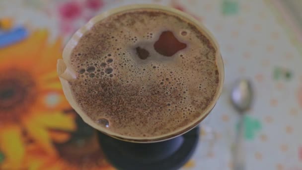 Ånga Kaffe Säng Dripper Fylld Med Varmt Vatten Bryggning Kaffe — Stockvideo