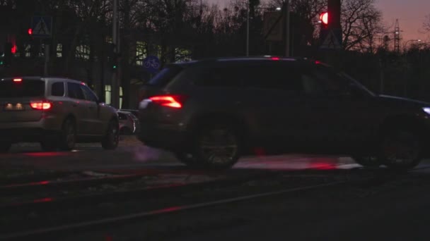 Bilen Väntar Rött Stoppljus Medan Fotgängare Går Igenom Zebras Övergångsställe — Stockvideo