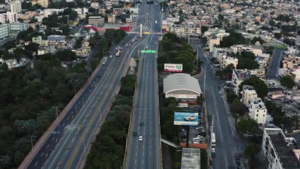 Aerial Stor Avenue Santo Domingo Den Dominikanske Republik Lastbil Venstre – Stock-video
