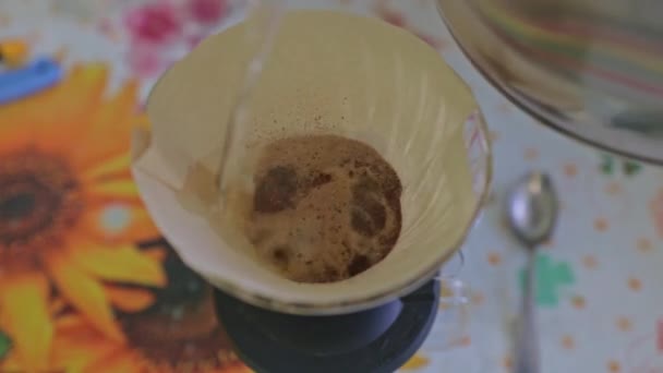 コーヒーで満たされたコーヒーペーパーフィルターに熱い蒸気の水を入れる ゆっくりと別の方法でケトルと醸造コーヒーと円を行う ホームクラフトコーヒー作り — ストック動画