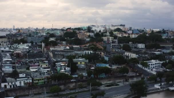 Aerial 多米尼加共和国圣多明各的海湾和住宅区 — 图库视频影像