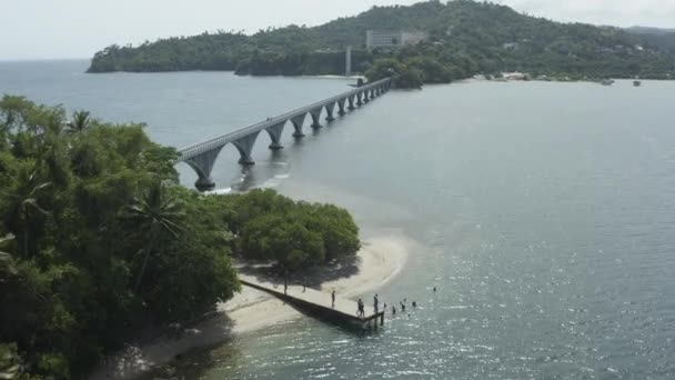 Aerial 桥梁和小码头上的人 多米尼加共和国萨马纳 降低射击 — 图库视频影像
