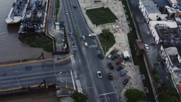 Aerial ドミニカ共和国 サントドミンゴの波止場の交差点 円パン — ストック動画