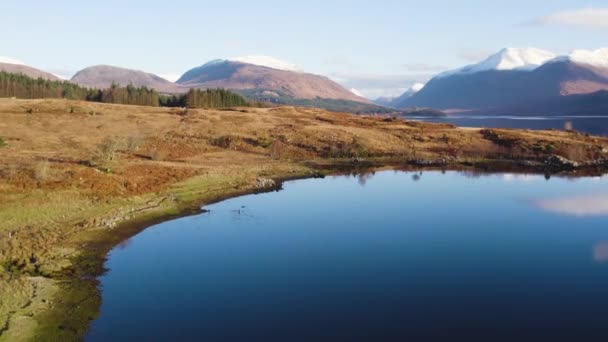 Flygdrönare Som Flyger Ner Till Stranden Loch Etive Glen Etive — Stockvideo