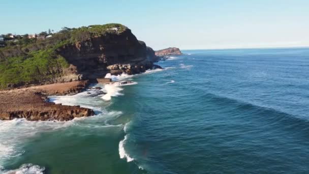 Drone Aéreo Panorâmico Norte Abacate Ondas Promontório Costa Natureza Central — Vídeo de Stock