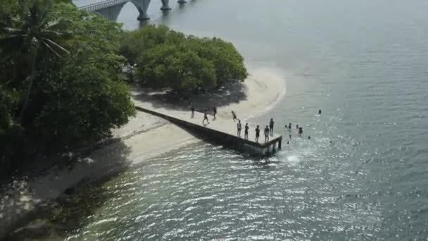 Aerial 多米尼加共和国萨马纳的桥和小码头上的人向前倾斜 — 图库视频影像