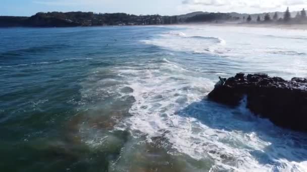 波に岩から飛び降りるサーファーの空中ドローン風景 Pacific Ocean North Avoca Nsw Central Coast — ストック動画