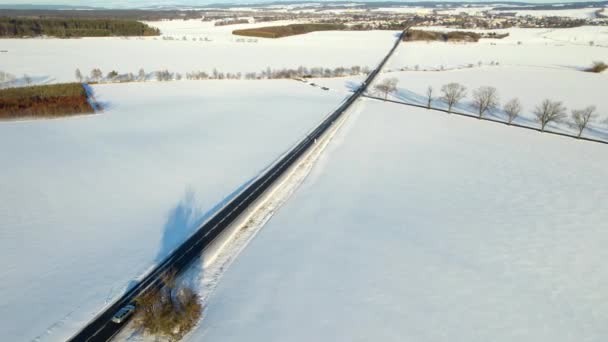 Вид Повітря Дорогу Проїжджаючими Машинами Зимовому Пейзажі Вкритому Снігом — стокове відео