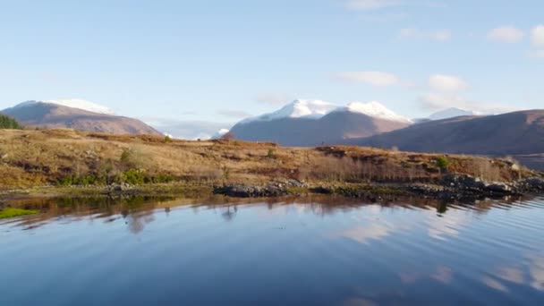 Nagranie Lotu Drona Latającego Blisko Wody Loch Etive Powoli Wznoszącego — Wideo stockowe