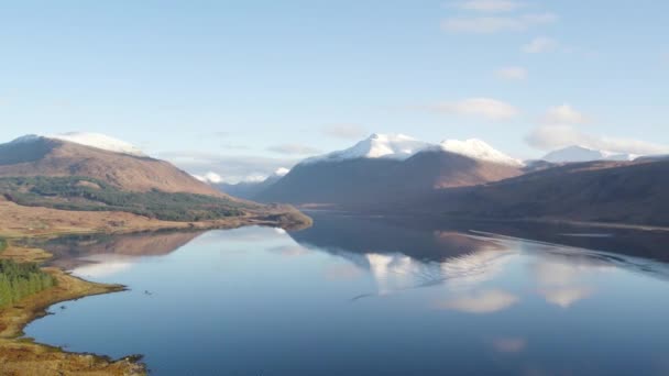 Pozpátku Letící Letecké Drone Video Odhalující Epický Zimní Pohled Glen — Stock video