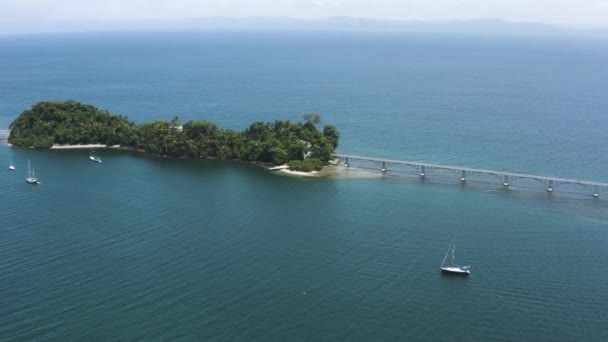 Aerial 多米尼加共和国萨马纳岛之间的一座长桥 宽而宽 — 图库视频影像