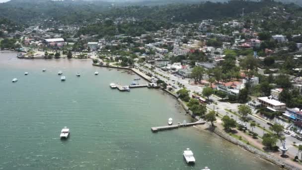 Aerial ドミニカ共和国サマナの港とドック 前方低下アプローチ — ストック動画