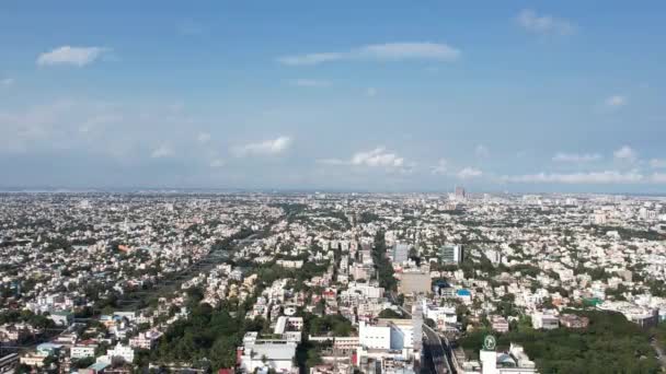 成奈印度的空中拍摄 钦奈位于印度东部孟加拉湾 是泰米尔纳德邦的首府 公寓楼的正午阳光 — 图库视频影像