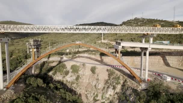 Vídeo Movimento Revelador Lateral Uma Nova Estrutura Pontes Construção Barranco — Vídeo de Stock