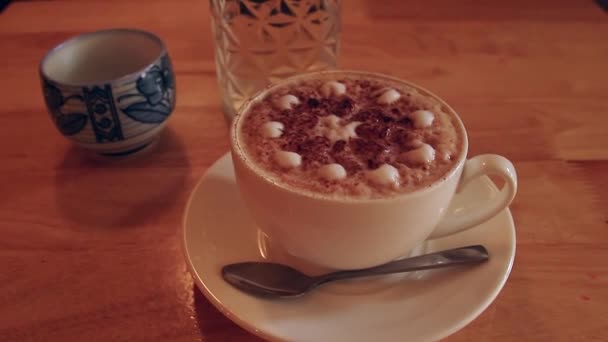 慢动作倾斜向下移动 把注意力集中在咖啡店的一杯咖啡或摩卡奇诺咖啡上 — 图库视频影像