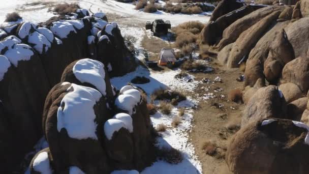 阿拉巴马山雪地覆盖花岗岩岩石景观的全地形车和帐篷的空中景观 — 图库视频影像