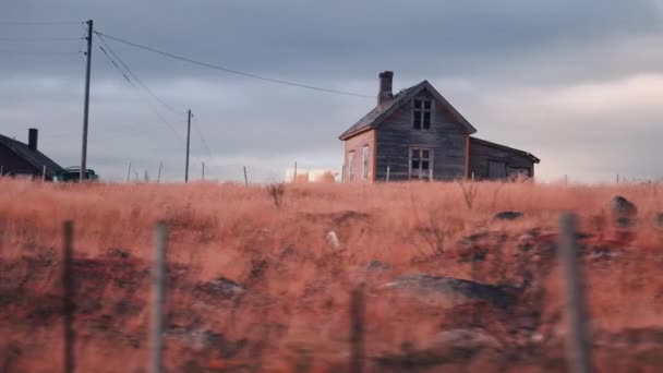 Paisaje Rural Del Norte Noruega Casa Madera Shabby Viejas Líneas — Vídeo de stock